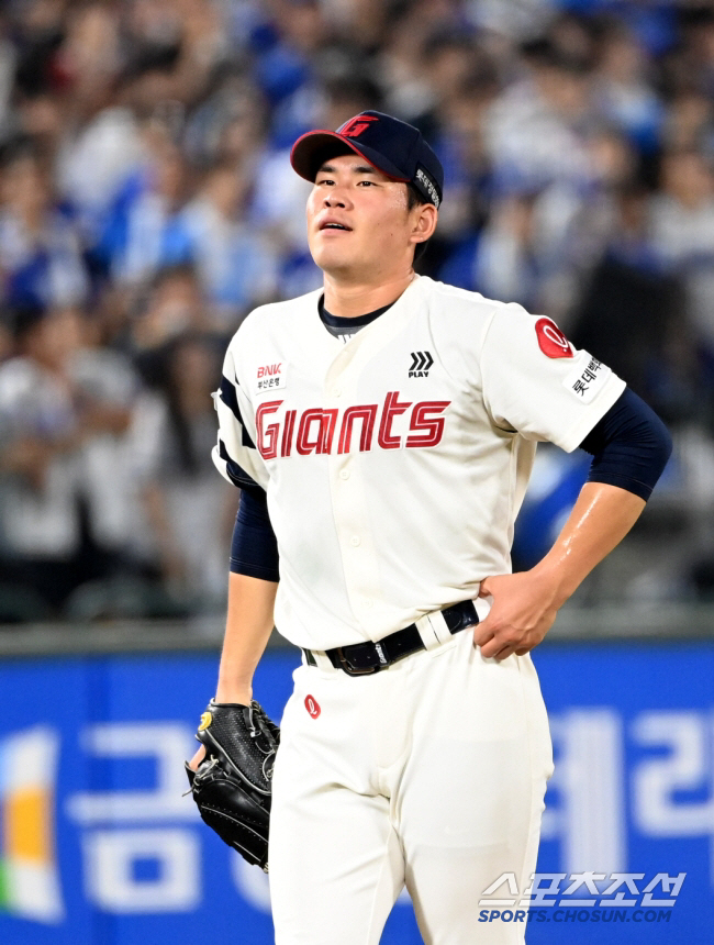 또 '볼볼볼볼' 악몽 재현+직구 최고 139㎞…김태형도 못참아! 김진욱 …