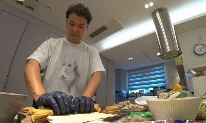 전현무, '10kg 감량' 후 상의 탈의 자신감..."외모 칭찬도 받고 …