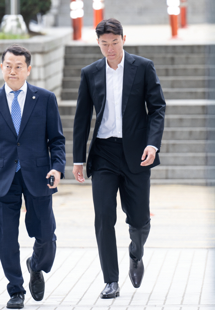 '국가대표' 황의조, 불법 촬영 혐의 징역 1년에 집행유예 2년...국대…