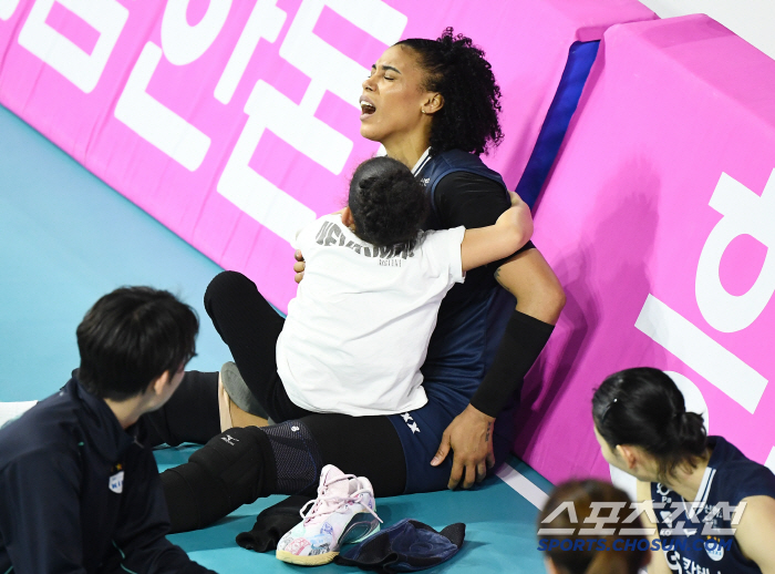 아픈 엄마가 웃는다...딸 품에 안으며 고통스러워한 실바의 눈물겨운 미소…