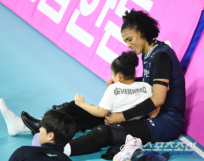 아픈 엄마가 웃는다...딸 품에 안으며 고통스러워한 실바의 눈물겨운 미소…