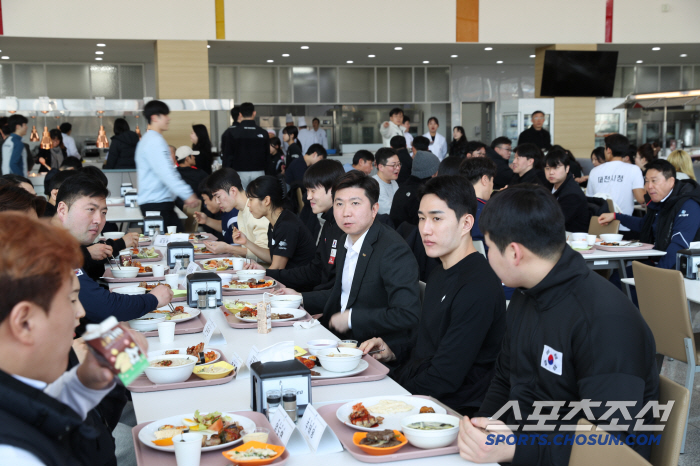 "金메달 회장님의 금의환향" 유승민 대한체육회장 당선인,진천국가대표선수촌…