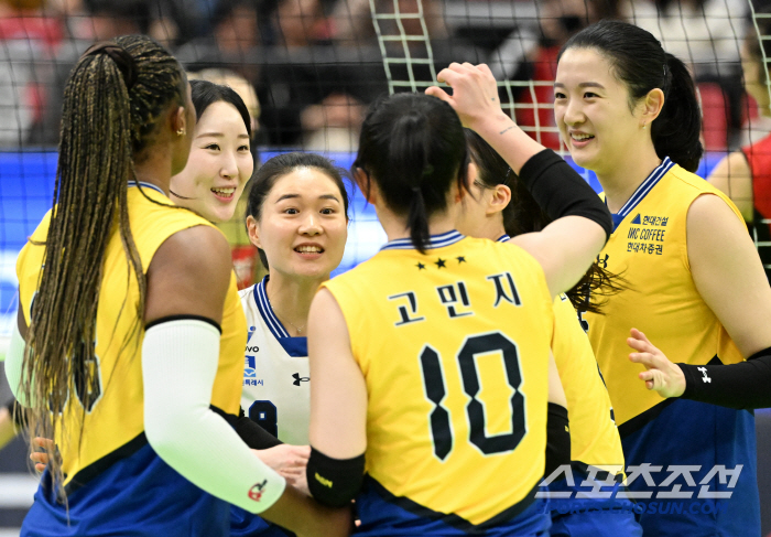2위 재탈환 성공! 모마-정지윤-양효진 다 터졌다…현대건설, 페퍼저축은행…