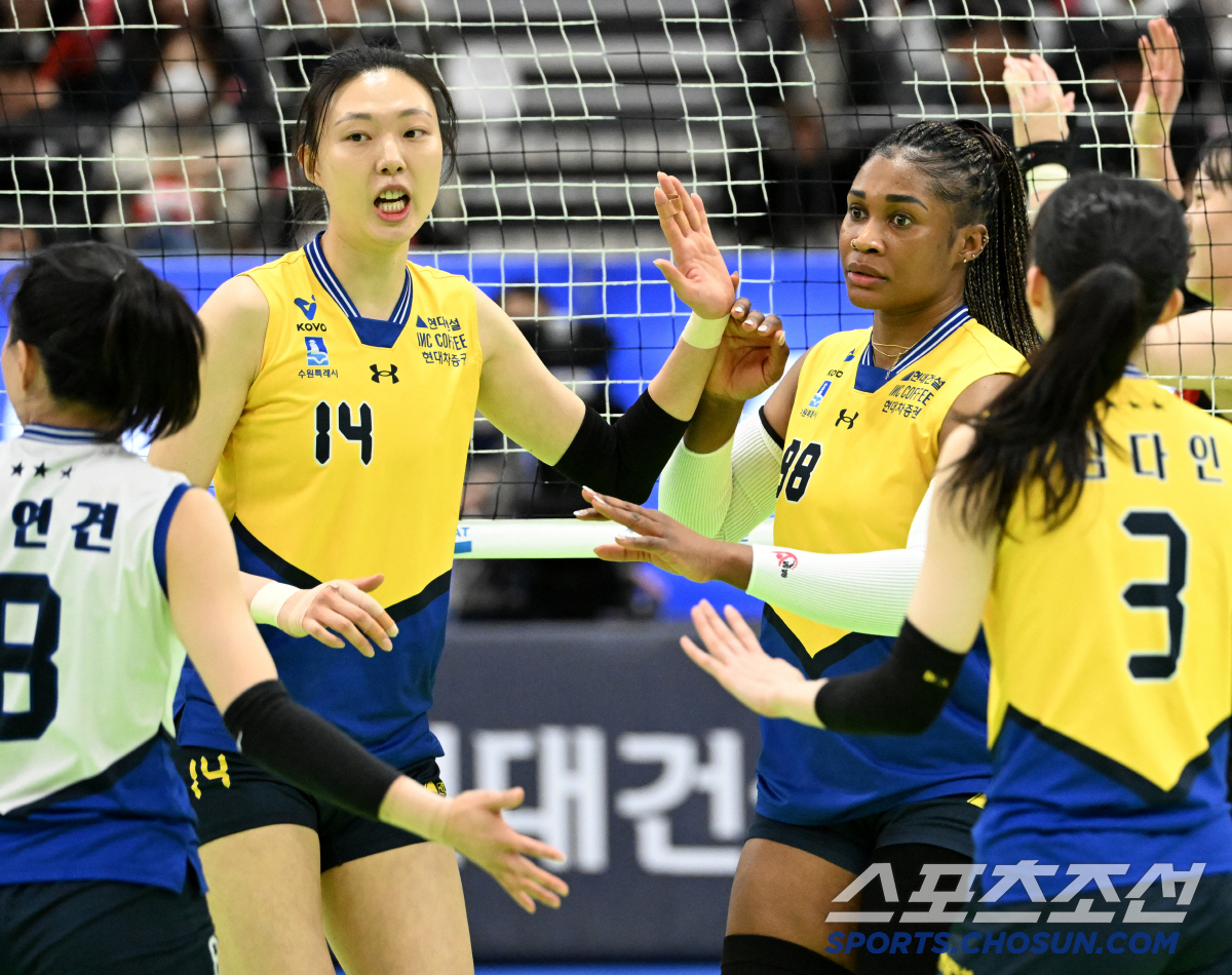 2위 재탈환 성공! 모마-정지윤-양효진 다 터졌다…현대건설, 페퍼저축은행…