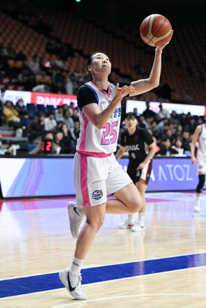 우리은행 매직넘버 '-1'…2위 부산 BNK, 3위 용인 삼성생명에 58-63 패배