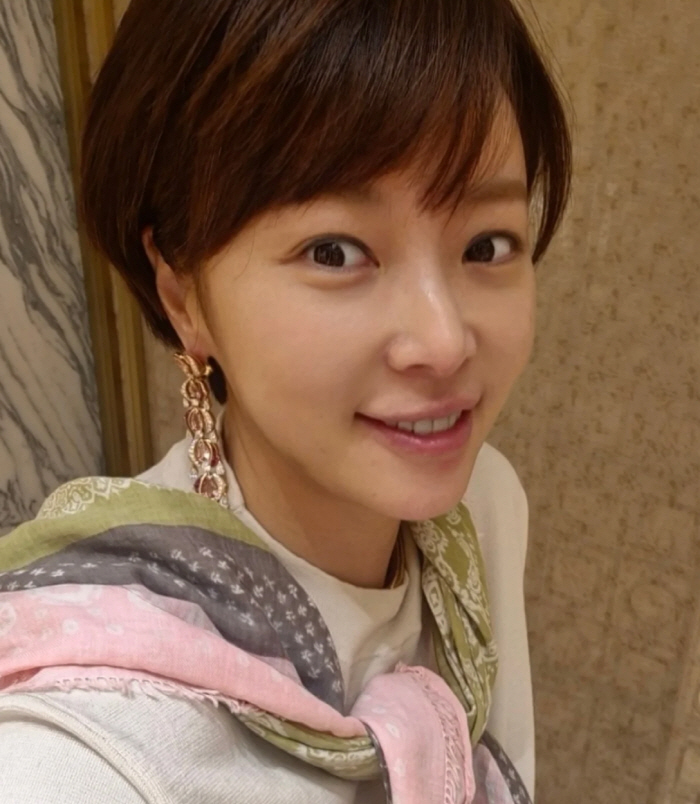 황정음, 자연미인 인증하더니 초근접 셀카..40세 맞아?