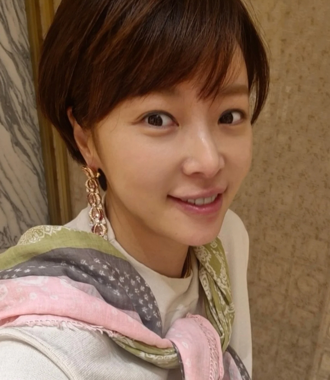 황정음, 자연미인 인증하더니 초근접 셀카..40세 맞아?