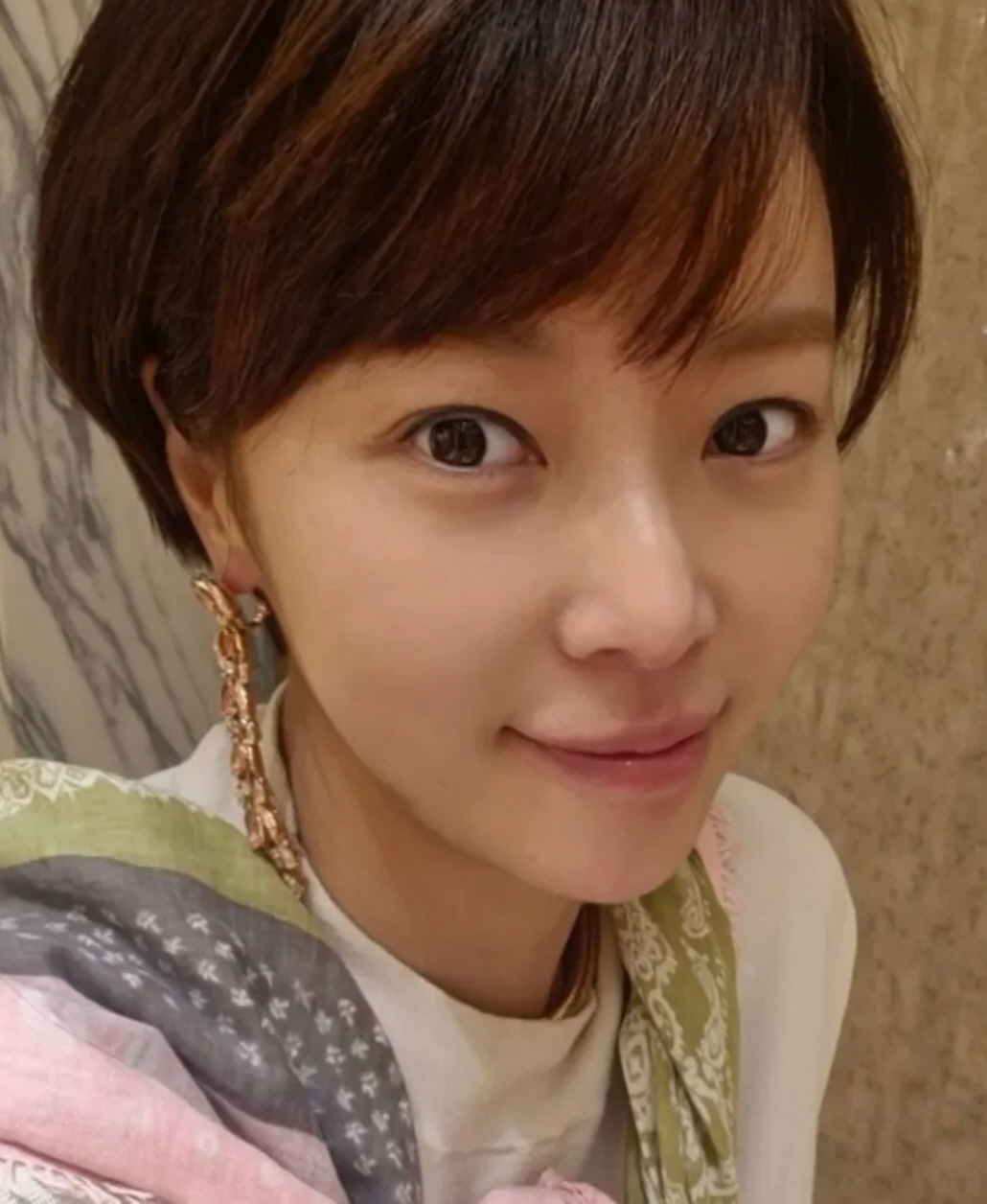 황정음, 자연미인 인증하더니 초근접 셀카..40세 맞아?