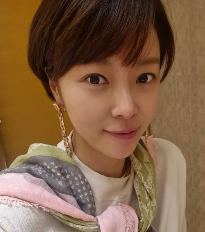 황정음, 자연미인 인증하더니 초근접 셀카..40세 맞아?