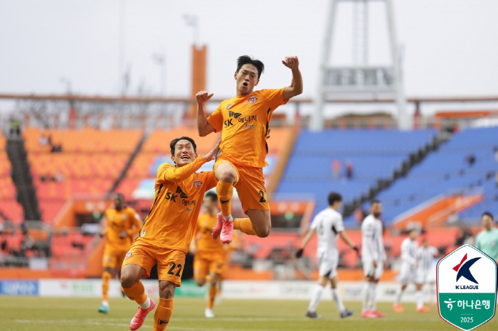 '이변의 개막전' 제주, 서울 2-0 완파했다…신인 김준하 '데뷔골'+이…