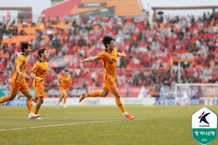 '이변의 개막전' 제주, 서울 2-0 완파했다…신인 김준하 '데뷔골'+이…