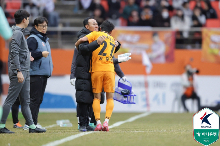 '이변의 개막전' 제주, 서울 2-0 완파했다…신인 김준하 '데뷔골'+이…