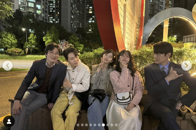 이준혁♥한지민 비하인드가 더 달달..어깨 손 올리고 '빼꼼'