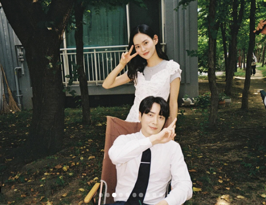 이준혁♥한지민 비하인드가 더 달달..어깨 손 올리고 '빼꼼'