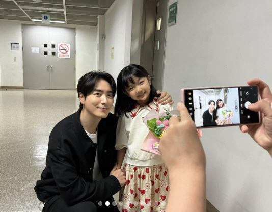 이준혁♥한지민 비하인드가 더 달달..어깨 손 올리고 '빼꼼'