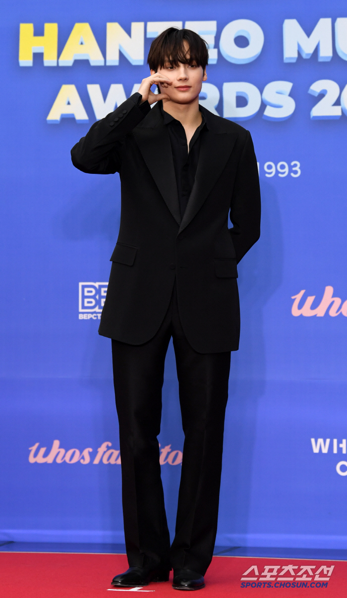 [포토] 투모로우바이투게더 휴닝카이 '심쿵 볼하트'