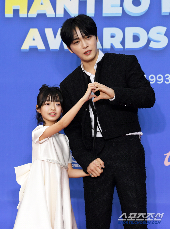 '꿀 떨어지네' 조카 같은 오지율 살뜰히 챙긴 삼촌 김재중..."추울까 …