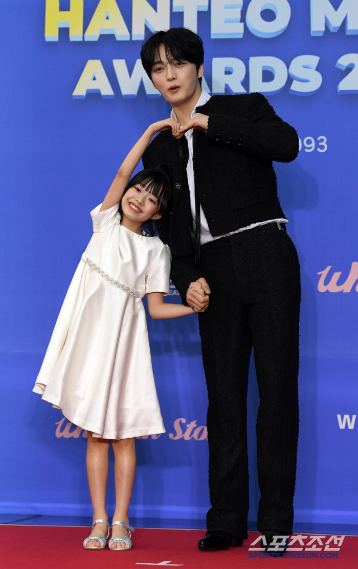 '꿀 떨어지네' 조카 같은 오지율 살뜰히 챙긴 삼촌 김재중..."추울까 …