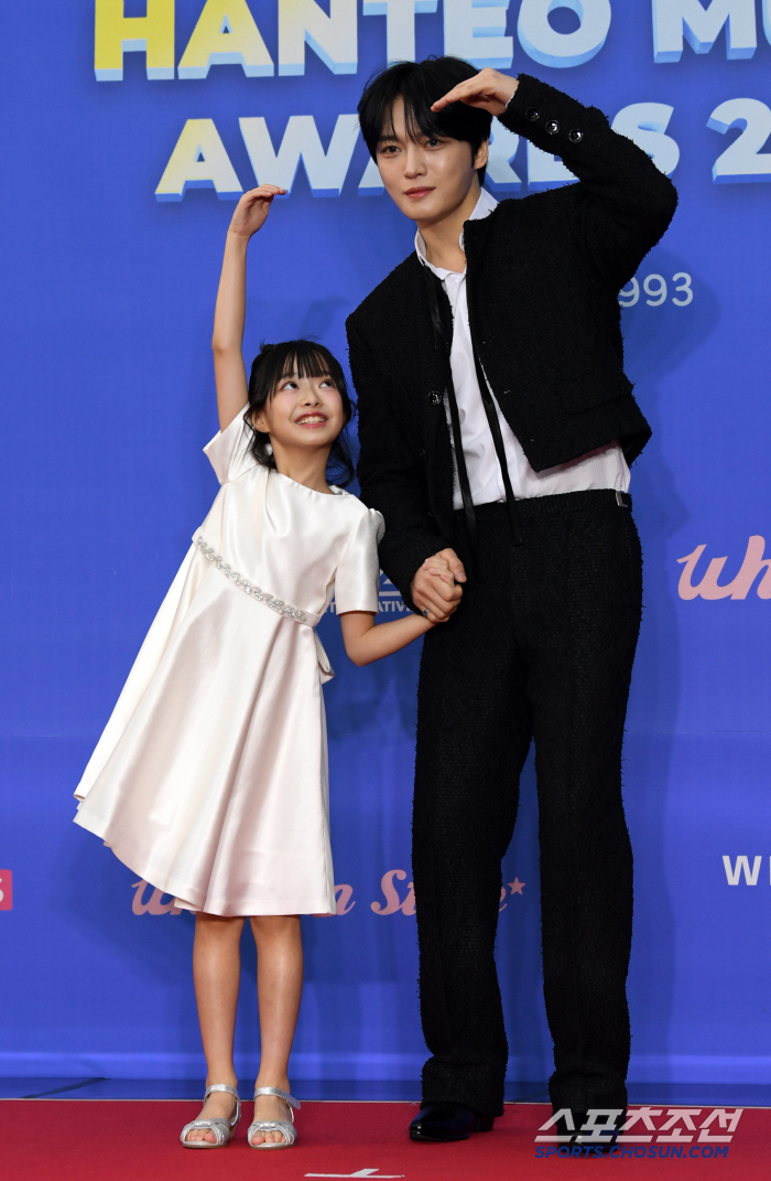 '꿀 떨어지네' 조카 같은 오지율 살뜰히 챙긴 삼촌 김재중..."추울까 …