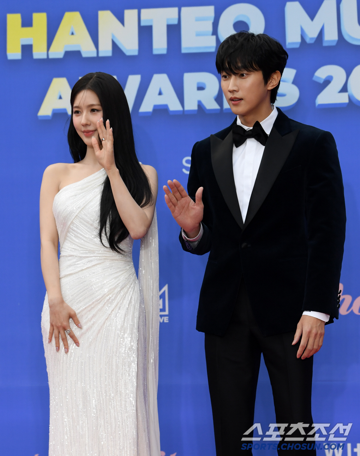 '우아함과 발랄함이 공존' (여자)아이들 미연과 민니...혼자서도 빛난 …