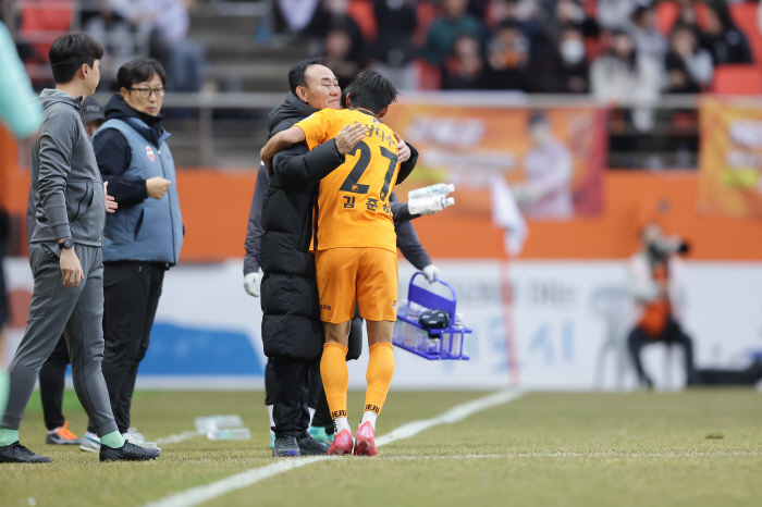 '제2의 양민혁' 탄생? 캡틴이 꼭 집은 20세 신인, 개막전부터 일 냈…