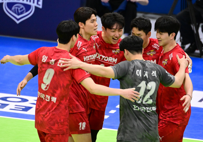 '꼴찌는 죽어도 안 된다' 한국전력, 그들만의 혈투서 OK저축은행 꺾고 6연패 탈출 '감격' [수원 현장]