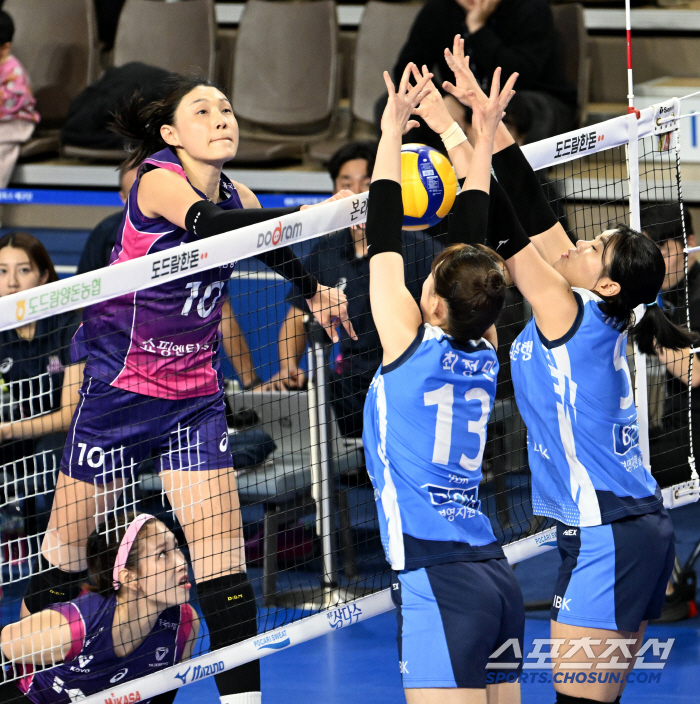 [포토] 김연경, 최정민-김하경 사이 밀어넣기