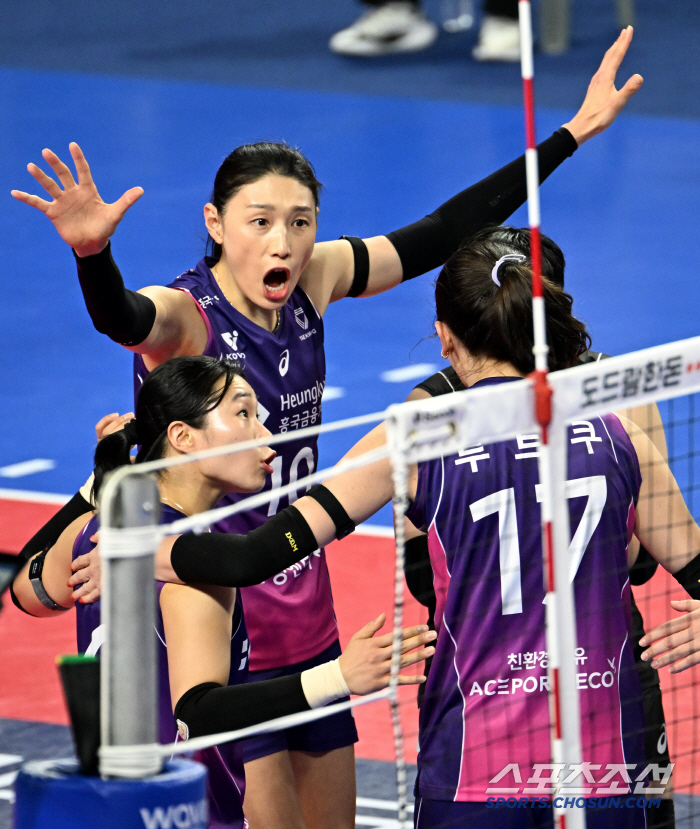 '김연경 은퇴투어' 오늘부터 시작! IBK 3-0 셧아웃 → 꽃다발 정도만 요청했는데.. 첫 주자 IBK기업, 이틀만에 최대한 성의껏 준비