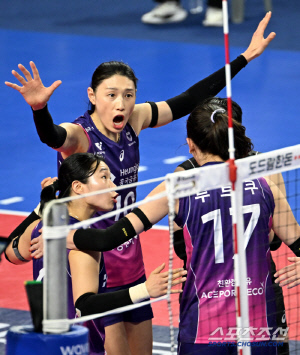 '김연경 은퇴투어' 오늘부터 시작! IBK 3-0 셧아웃 → 꽃다발 정도만 요청했는데.. 첫 주자 IBK기업, 이틀만에 최대한 성의껏 준비