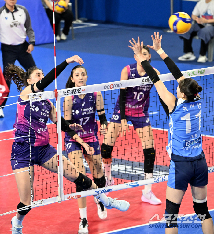 '김연경 은퇴투어' 오늘부터 시작! IBK 3-0 셧아웃 → 꽃다발 정도…