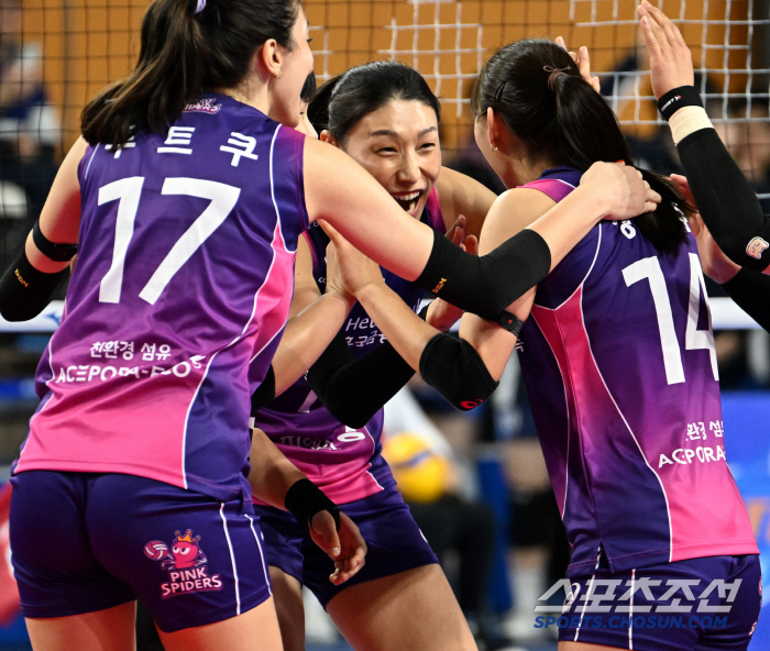 '김연경 은퇴투어' 오늘부터 시작! IBK 3-0 셧아웃 → 꽃다발 정도…