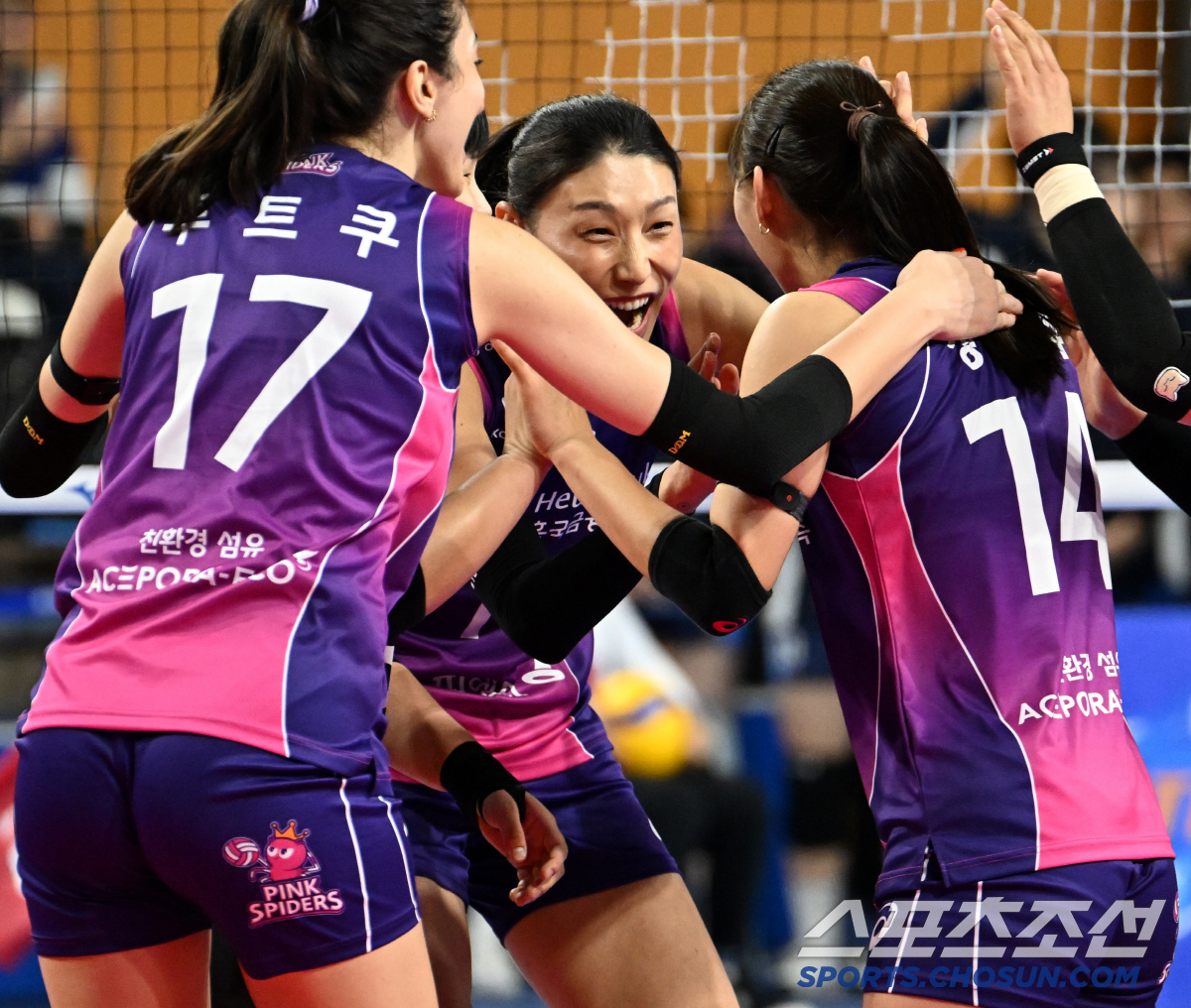 '김연경 은퇴투어' 오늘부터 시작! IBK 3-0 셧아웃 → 꽃다발 정도…