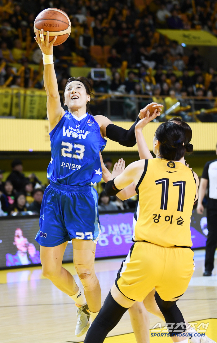 [현장분석] 지옥훈련+절대자 김단비+그리고 위성우. 0% 수렴했던 우리은…