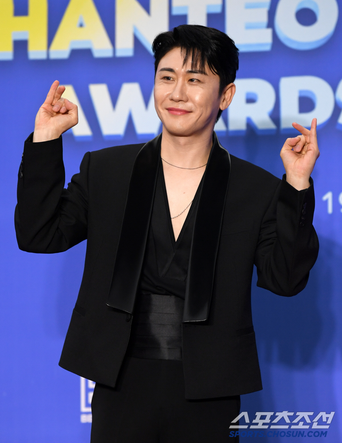 [포토] 영탁 '특이한 하트'