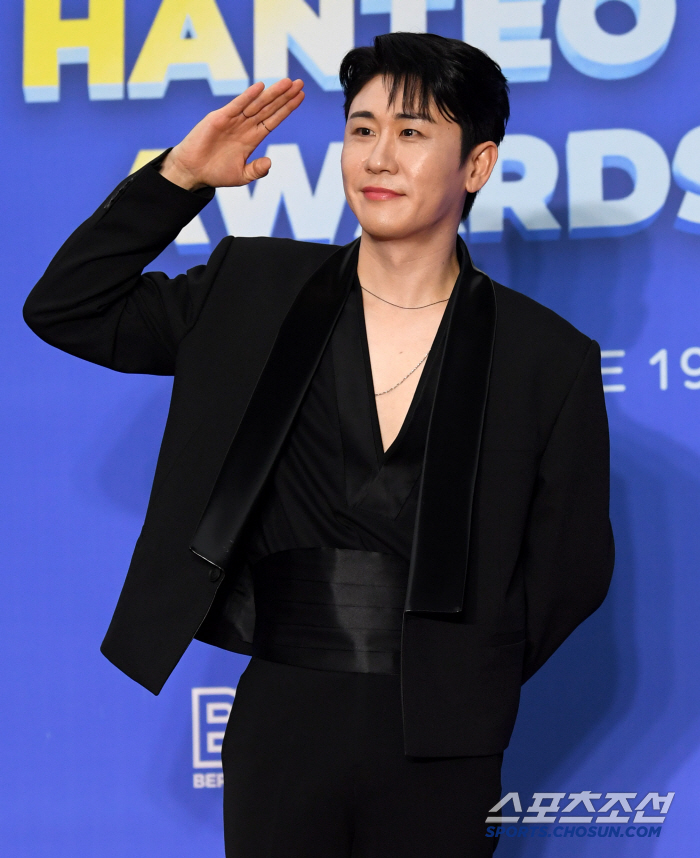[포토] 영탁 '충성!'