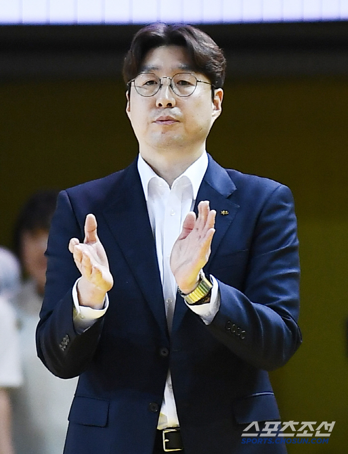 [현장인터뷰] KB 김완수 감독 "우리은행 우승 축하, 우리 선수들도 박…