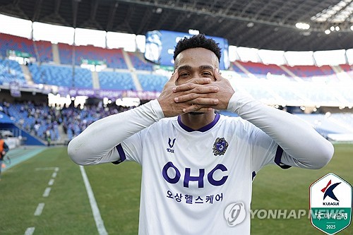 (서울=연합뉴스) 16일 울산문수경기장에서 열린 하나은행 K리그1 2025 1라운드 울산 HD와 FC안양의 경기에서 후반 추가시간 결승골을 터트린 안양 모따가 경기 후 포즈를 취하고 있다. 브라질 출신 모따는 2024시즌 K리그2 천안시티에서 35경기에 출전해 16골 5도움을 기록해 득점왕 및 공격수 부문 베스트11에 올랐으며 올해 1월 이번 시즌부터 1부리그에 합류한 FC안양에 합류했다. 2025.2.16 [한국프로축구연맹 제공. 재판매 및 DB 금지] photo@yna.co.kr