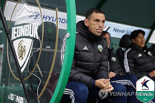 (서울=연합뉴스) 16일 전주월드컵경기장에서 열린 하나은행 K리그1 2025 1라운드 전북 현대와 김천 상무의 경기. 전북 거스 포옛 감독이 벤치에서 경기 시작을 기다리고 있다. 2025.2.16 [한국프로축구연맹 제공. 재판매 및 DB 금지] photo@yna.co.kr