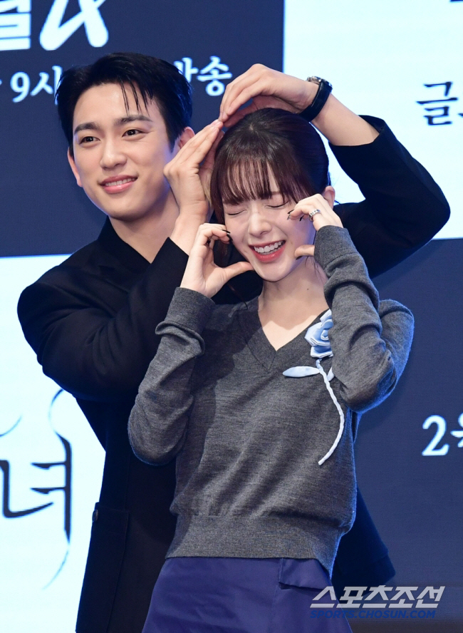 [SC리뷰] 저주받은 운명의 장난? '마녀' 노정의, 母 잃고 父마저 죽…