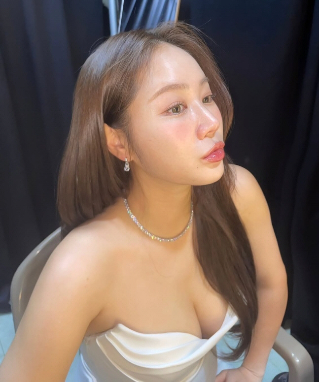 [SCin스타] 오프숄더 드레스 완벽 소화한 소유, 우아함 속 빛나는 볼…