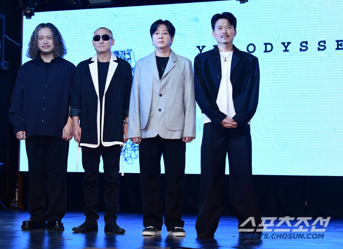 [SC현장]"살아있는 음악"…암투병 이겨낸 YB, 30주년에 'K-메탈'…