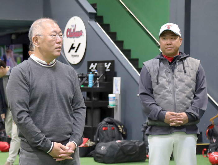 "폭설 때문에" 회장님, 왜 KIA 美캠프 깜짝 방문했나 …왕복 비즈니스…