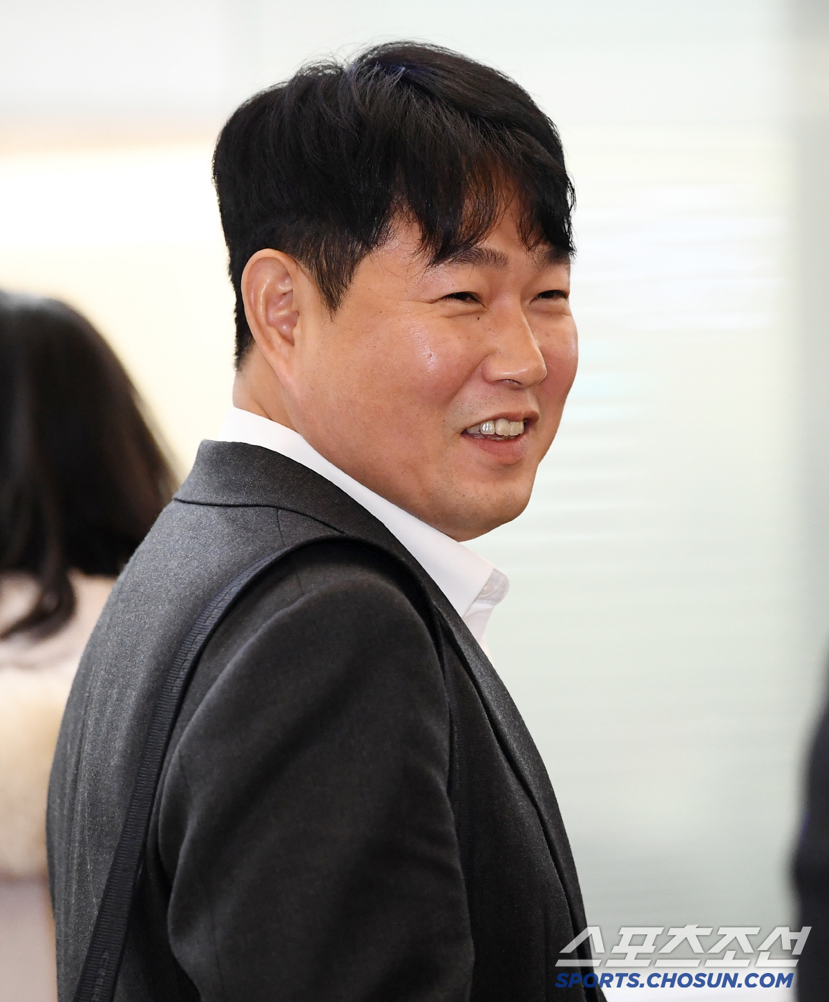 2차 가는 곰들 신났네...1차 때와 사뭇 다른 출국 풍경 [스캠 출국 …