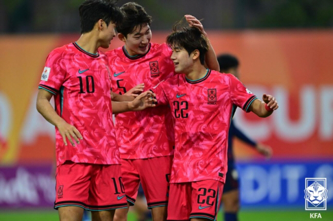 '스로인 줄듯 말듯→경고' 카드세탁남 박진섭 소환한 U-20 후배…13년…