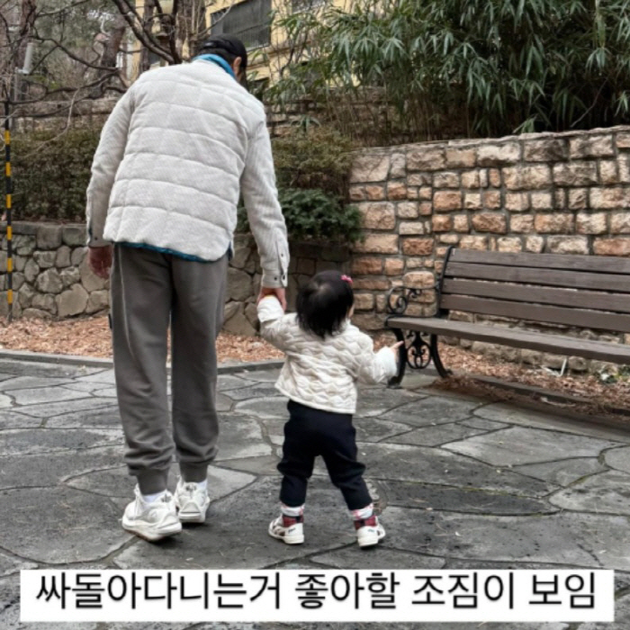 이병헌, 15개월 늦둥이 딸과 다정한 산책 포착…♥이민정 '엄마 미소'