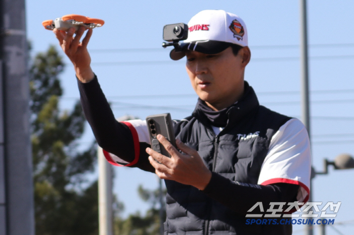 '훈련도 장비빨' 베이스 러닝 훈련에 드론까지 띄우다니... LG 뛰는 야구 올해도 계속된다[SC 포커스]