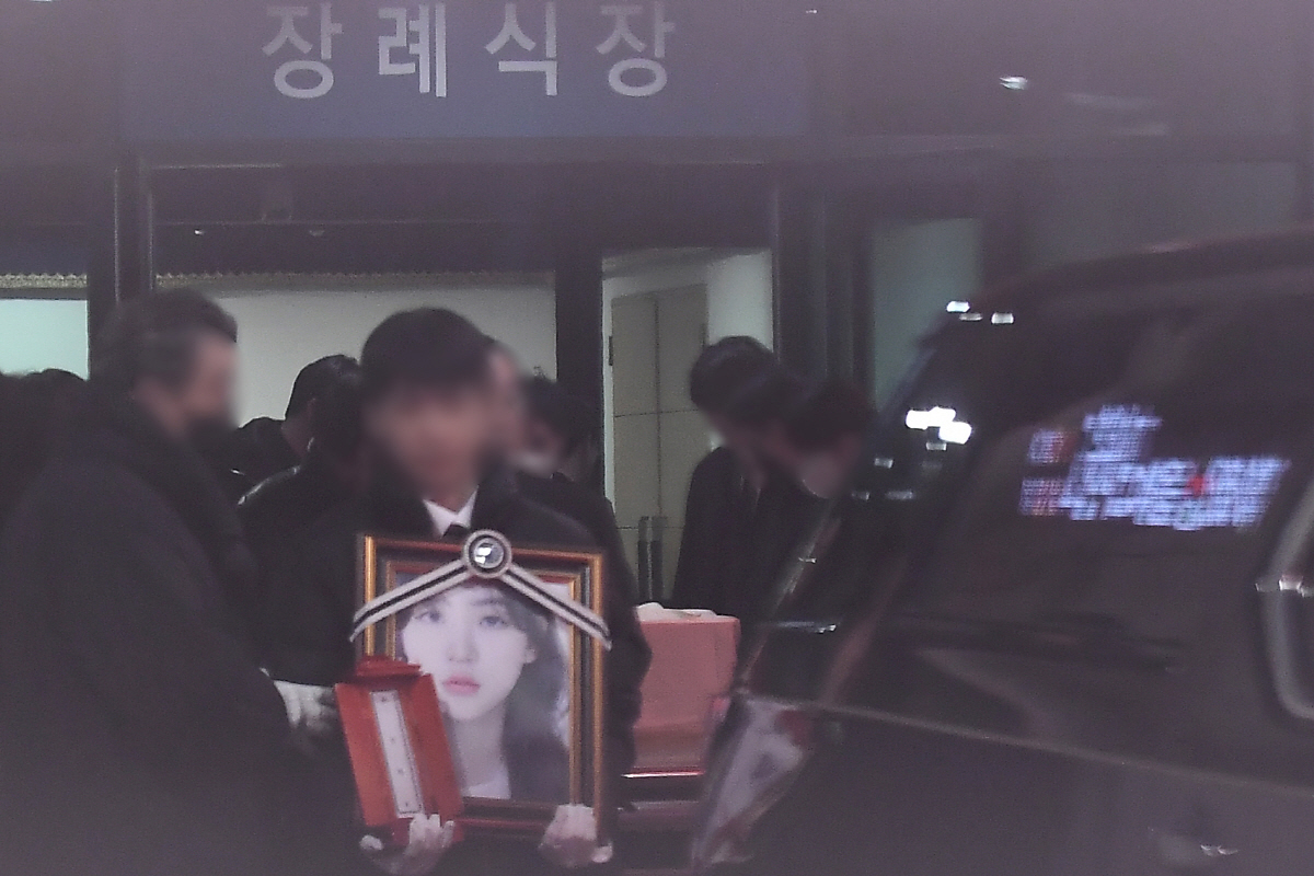 [종합] 하늘의 별이 된 '아역 스타'…故김새론, 오늘(19일) 유족·동…