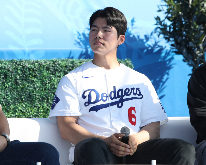 김혜성, 진정한 슈퍼 유틸리티로 키운다...중견수 훈련 예고한 로버츠 "…