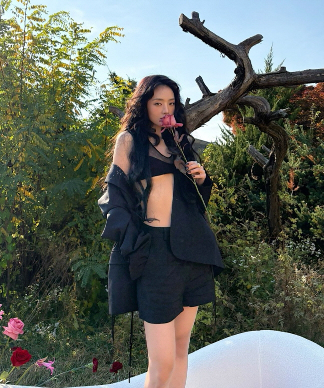 [SCin스타] (여자)아이들 민니, 치명적인 시크美…완벽한 비주얼+몸매…