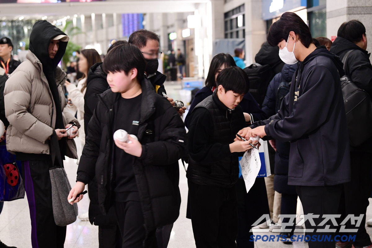 김도영에게 사인을 받고 있는 야구팬들.